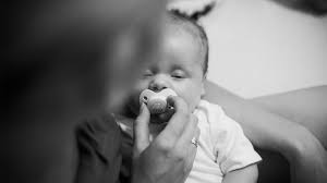 This method teaches your baby to keep the pacifier in his mouth. Does Your Baby Fall Asleep With A Pacifier In Their Mouth And Wake Up When It Falls Out Comotomo