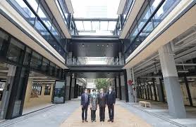 中環街市前身是廣州市場，約位於皇后大道中與嘉咸街交界， 為早年居於中環一帶的華人而開設，一直是中西文化及新舊交替的匯聚點。 來源請求 約1850年代遷至現址。 1858年建成第一代中環街市。 第二代中環街市原址重建，於1895年落成， 屬維多利亞式房屋 設計，樓高3層，中央設有塔式. ä¸­çŽ¯è¡—å¸‚æ´»åŒ–8 23èµ·è¯•ä¸šç©ºç½®18å¹´ç»ˆè¿Žæ–°é¢è²Œ å¤šä¼¦å¤š åŠ æ‹¿å¤§ä¸­æ–‡æ–°é—»ç½' åŠ æ‹¿å¤§æ˜Ÿå²›æ—¥æŠ¥canada Chinese News