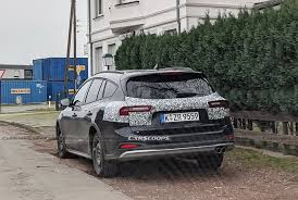 Ayrıca gömme kapı kolları, tavan rayları ve panoramik açılır tavanı da. Facelifted 2022 Ford Focus Active Wagon Spied Wearing A New Front Carscoops