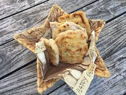 Rosmarin Pizzabrot Vom Grill Oder Aus Dem Ofen Rezept Frag Mutti Rezept In 2020 Pizzabrotchen Lebensmittel Essen Essen