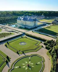 Versaillesadness Beautiful Shot Of Chateauvlv Enjoy The Symmetry Of The French Gardens Design By Le Notre I W Castle Castle Garden Beautiful Places