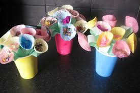 Las flores de papel es una manualidad muy sencilla y muy recurrente para adornar todo tipo de regalos.en esta sección encontraréis diversas ideas de flores de papel y varios tutoriales para que podáis ver cómo se hacen paso a paso.con ellas podemos hacer broches, adornar cuadernos. Artes De La Flor De Papel Del Dia De La Madre Para Hacer Con Tu Mama Qflores