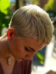 Et en vieillissant, la plupart d'elles prennent la décision drastique de passer aux cheveux courts. 1001 Idees Coupe Tres Courte Femme La Tendance Qui Court
