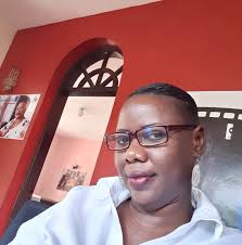 Anae fata kwenye foleni la chupa za Bi Sikitu ni nani? Usikose #HUBATZ ,  kila Jumatatu-Ijumaa saa 3 Usiku ndani ya DStv160 pekee!