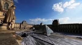 La icónica pirámide del Louvre cumple 30 años