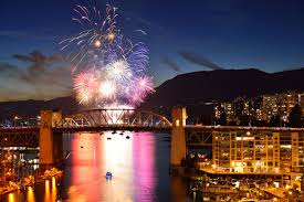 Presentasi alam ini merayakan musim dengan foto musim dingin, musim semi, musim panas, dan musim gugur. Pengalaman Fireworks Extravaganza Di Vancouver Bc