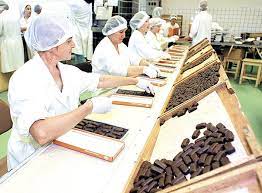 Un uriaș râu de ciocolată, provenind de la o fabrică de praline, a inundat, ieri, străzile orașului werl din vestul germaniei și a îngreunat activitatea serviciilor. O FabricÄ De CiocolatÄ Din Germania AngajeazÄ Romani NecalificaÅ£i