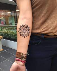 Small and simple tattoos have become immensely popular in recent years. Henna Mandala Tatuering Mandala Tattoos For Women Tattoos Small Mandala Tattoo