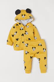 Kapusonlu Ceket Ve Pantolon Sari Kircilli Mickey Mouse Cocuk H M Tr Oglan Cocugu Kiyafetleri Erkek Bebek Stili Bebek Disney