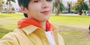 Jadi CEO Muda dan Tampan, 8 Potret Adu Gaya Kang Daniel dan Lai Guan Lin  yang Bikin Hati Bergetar