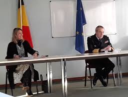 Administratrice civile à la direction du budget puis conseillère dans différents cabinets ministériels, elle intègre en 1997 le cabinet du premier ministre, lionel jospin. 4 Februari 2021 Minister Dedonder Licht Haar Beleidsbeslissing Toe