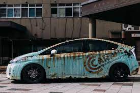 まるで廃車 謎のプリウスの正体は 所有者 次はフェラーリです withnews ウィズニュース プリウス 車の塗装 チューナーカー