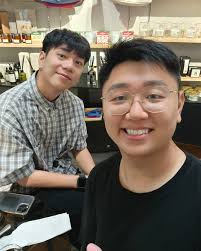 今年其中一首新年MV的导演！Kelvin Khoo🤩 他是Astro《SHARE丰年》《一起发达发达啦》《魔法新年》的后制团队！也是《On