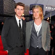 Long Vs Short Hair On A Man Liam And Chris Hemsworth Demonstrate This Sooooo Nicely Hemsworth Brothers Chris Hemsworth Hemsworth