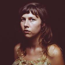 繊細なオルタナフォークシンガー Julia Lucille、4月発売の新作から 'Eternally'を公開