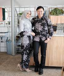 Style yang satu ini bisa kamu jadikan inspirasi nih, girls. Couple Kebaya Batik Modern Kebaya Pesta Tunangan Pernikahan Kebaya Wisuda Kebaya Bridesmaid Kebaya Kekinian Outfit Kondangan Lazada Indonesia