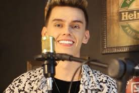 Quem é o sertanejo de 23 anos que morreu após carro cair de ribanceira