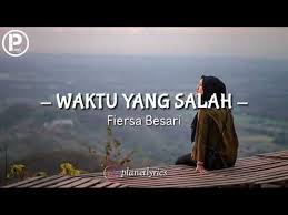 Waktu Yang Salah Fiersa Besari Cover By Tami Aulia Youtube Youtube Video Lagu