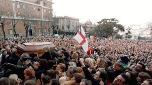 He died on january 11, 1999 in milan, italy. Per De Andre Pugni Chiusi E Ave Maria In Sardo La Repubblica