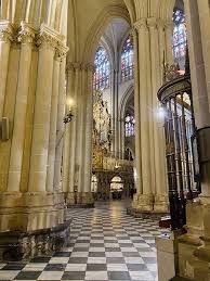 Toledo's cathedral houses in el ochavo —a space not open to the public which was built in 1591— around 100 reliquary pieces, among which they stand out one of the thorns of the crown of christ, remains of the. Rincones Insolitos De La Catedral Primada Pasearte Toledo