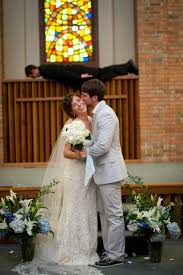 My Friend S Brother S Wedding Photo With Their Pastor In The Background Lustige Hochzeitsfotos Hochzeit Lustig Lustige Hochzeitsbilder