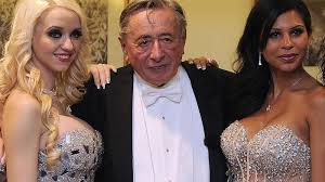 Austrian construction billionaire richard lugner has married his playboy model fiancée who is 57 years his junior. Richard Lugner Sein Neues Spatzi Heisst Cathy Schmitz