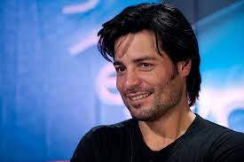 ¡mira el video y opina si baila igual que ahora! La Historia De Desamor Tras Una Famosa Cancion De Chayanne