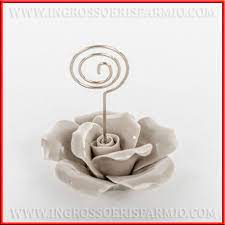 Sono un segnaposto per un matrimonio elegante può essere un rotolo di pergamena su cui viene stampata una stella marina di colore bianco (colore che abbinato con l'argento crea un effetto raffinato), che. Boccioli Di Rosa In Ceramica Segnaposto Nozze Economici Doni Bomboniere Srl