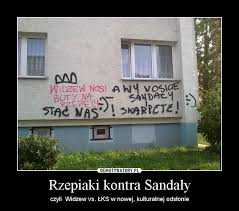 Bo napisy, które można zobaczyć na murach i kamienicach, to osobliwy dialog zwolenników łks i rts, dwóch najważniejszych łódzkich drużyn. Rzepiaki Kontra Sandaly Demotywatory Pl