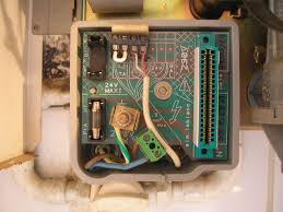 En la electricidad, se denomina fusible a un dispositivo constituido por un soporte adecuado y un filamento o lámina de un metal o aleación de bajo punto de fusión que se intercala en un punto determinado de una instalación eléctrica para que se funda (por efecto joule). Thermique Fusible Qui Saute Sur Chaudiere Gvm 7 28