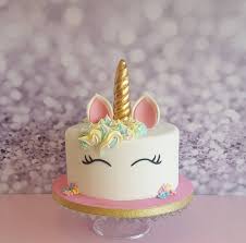 Torte Di Compleanno Particolari Cake Design Unicorno Glassa Bianca Fiorellini Colorati Panna Torte Di Compleanno Per Bambini Torte Di Compleanno Torte Unicorno