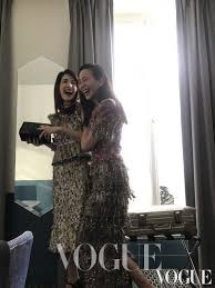 張鈞甯與許瑋甯 氣質與風格迥異 然而內在本質卻有著驚人的相似 她們同樣篤信著著 相信 走著自己想要走的路 強大的信念支撐著她們一路的磕磕絆絆 也將伴隨在未來無數的挑戰中 用感受累積生活智慧 她們堅持著一顆 始終向陽的心 Celebrities Flapper Dress