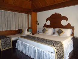 Located in kottayam, the windsor castle is convenient to thirunakkara mahadeva temple and nagambadam stadium. Cottages Picture Of The Windsor Castle Kottayam Tripadvisor