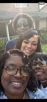 Karen Fludd's Instagram, Twitter & Facebook