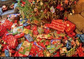 Pictures Of Christmas Gifts Under A Tree Christmas Gifts Under The Tree On Christmas Morning Tip 028jde Christmas Gifts Christmas Pictures Christmas Morning