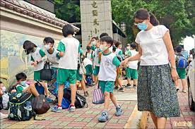 台北市 / 尹智剛 陳知學 報導 記者vs.教育部長潘文忠說：「停課的東西可不可以跟您請教一下，我們今天在議場前面受訪。」隨著三級警戒延長全國學校同步停課，教育部有計畫在幼兒園該繳的代收代辦費6月份先不收，有國小以下孩童發放一次性「家庭防疫補貼」1萬元大約250萬名孩童受惠。 Cd3mxzyycjsd0m