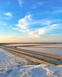 La Camelle De Sel Du Salin D Aigues Mortes Oui Oui Ceci N Est Pas Du Sable Mais Bien Du Sel Un Mont Qui Nous Permet D Avoir Une Visio Outdoor Instagram Beach