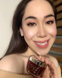 Makeup artist to the stars Rb Chanco calls the Olay Regenerist Whip an  "amazing makeup base" and the "most reliable moisturizer she's ever tried!  Say goodbye to greasy, oily moisturizers, and try