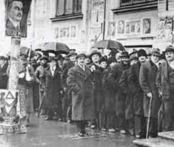 El spune că școala de acum 100 de ani avea o curte foarte mică, în formă de cerc. Primul Scrutin Universal Din Romania Mare S A Organizat Acum 100 De Ani Evenimentul Istoric