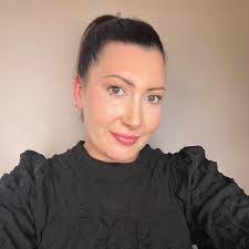 Melanie Drayton's Instagram, Twitter & Facebook