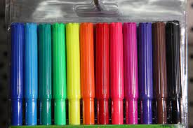 ペイントアート3 アクリルで作るオリジナルオブジェ 写しとりたいマークや文字を書いた用紙をアクリルボードの下にセットし 絵柄をトレースしたものを フォトスタンドに立てて飾るシンプルなクラフト インテリアのイメージに合わせて作れば お部屋のアクセントになり