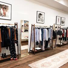 Ouverture De La Premiere Boutique Sezane Aux Etats Unis La Marque Francaise De Pret A Porter Qui Cartonne E Interiores De Tienda Decoracion De Unas Interiores