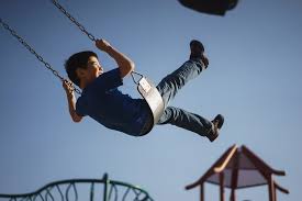 Seus olhos meu clarão me guiam dentro da escuridão seus pés me abrem o caminho eu sigo e nunca me sinto só. Velha Infancia Legendas De Saudade Sentimentos