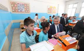 Öğrenciler evlerinden getirdikleri atıklar karşılığında çeşitli hediyelerle ödüllendiriliyor. Sahinbey Belediyesi Nden Ogrencilere Karne Hediyesi Spor Ayakkabi
