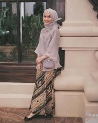 Tanpa adanya desain baju, mode seolah hambar. 8 Inspirasi Kebaya Organza Yang Bikin Kamu Tampil Anggun Elegan