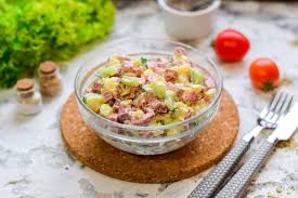 салат с копченой колбасой и свежим огурцом и сыром Salat S Kopchenoj Kolbasoj I Svezhim Ogurcom Poshagovyj Recept S Foto Na Povar Ru