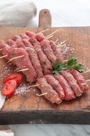 16 fettine carpaccio, 8 fette sottiletta, prosciutto cotto tagliato fine q. Involtini Di Carpaccio Con Mortadella Parmigiano E Pomodorini Trattoria Da Martina Ricetta Ricette Spiedini Di Carne Ricette Di Cucina