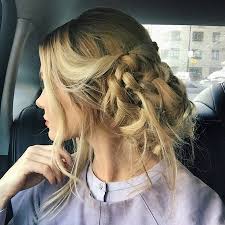 Amber fillerup clark of barefoot blonde breathes new life into the bridal hair accessory craze of the 80's by going with a colorful flower wreath. Instagram Hair Roundup Amber Fillerup Clark