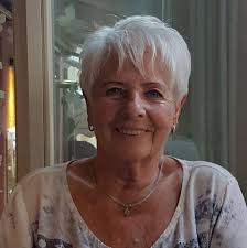 Single mom decorates small apartment after divorce