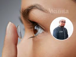 Tenang saja, kisah horor soal iritasi mata akibat memakai contact lens biasanya hanya terjadi jika anda tak tahu cara pakai lensa kontak dengan benar. Pakai Contact Lens Berwarna Kaum Wanita Dah Tahu Ke Hukumnya Mingguan Wanita